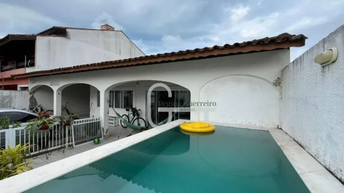 Casa com piscina e 5 dormitórios à venda, 295 m² por R$ 800.000 - Centro - Peruíbe/SP