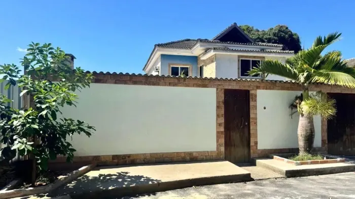 Pedra de Guaratiba, RJ  Casa com 3 quartos (2 suítes), piscina , lago e área gourmet