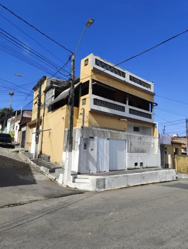 Vendo casa com 2 lojas comerciais no Bairro Nordeste!