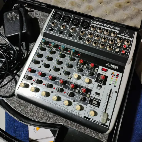 Mesa de Som Behringer Xenyx Q1202 USB