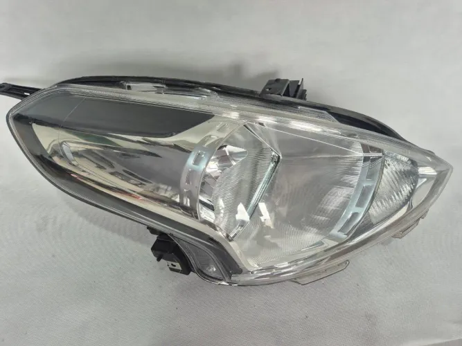 Farol esquerdo Nissan Versa 2018
