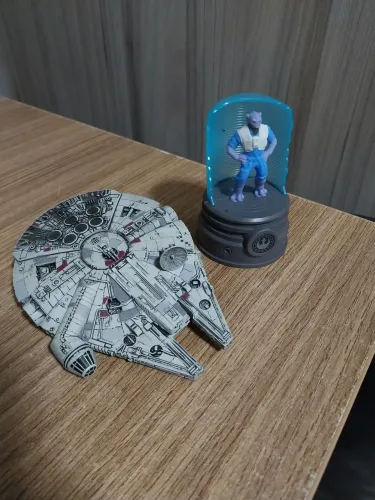 Millennium Falcon miniatura + brinde garazeb BK