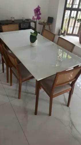 Mesa de jantar sem cadeira (tampo de vidro com lasca na ponta)