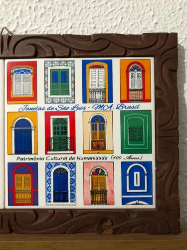QUADRO PLACA DE MADEIRA ENTALHADA COM AZULEJOS PINTADOS Á MÃO