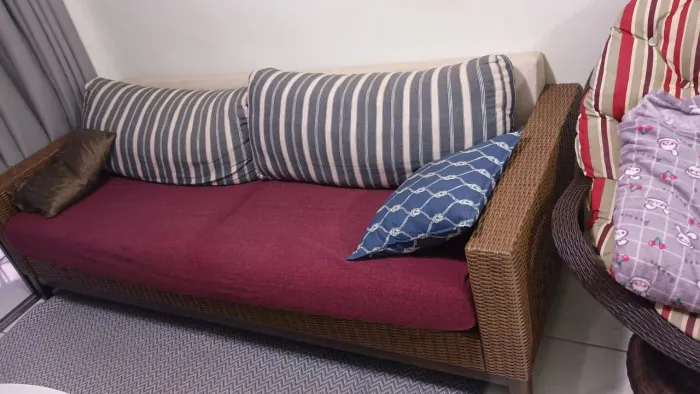 Sofa em fibra sintética marrom