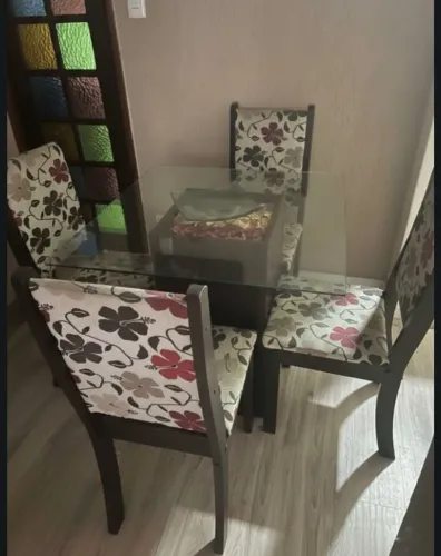 Mesa de vidro com 4 cadeiras 