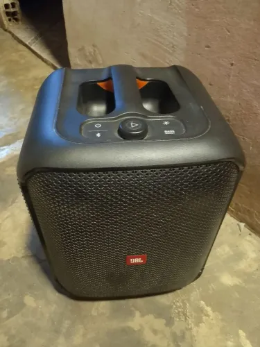 Vendo essa caixa JBL muito boa