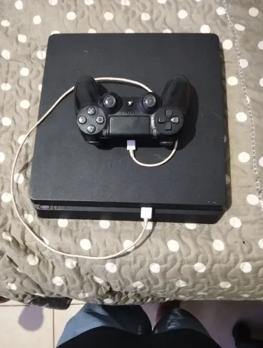 Vídeo game PS4 Sony com controle e cabo