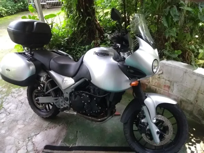 Vendo linda Triumph 955i