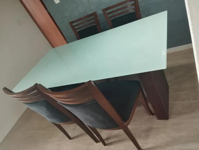 Mesa de bancada de vidro e 04 cadeiras