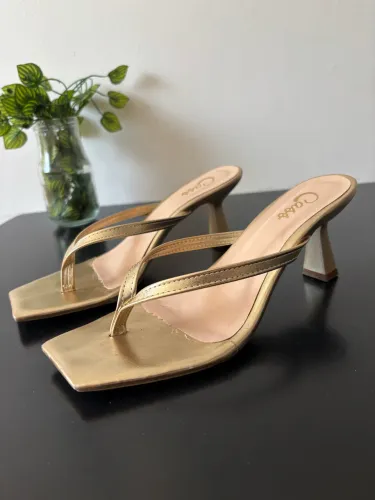 Sandália Dourada de Salto Taça 7 cm - Elegância e Conforto