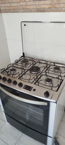 Vendo fogão Eletrolux 5 bocas na cor branco super conservado e vendo tbm um sugar p fogão