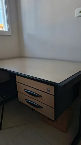 Mesa Escrivaninha com gavetas e cadeira