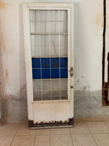 Porta de ferro para doação 