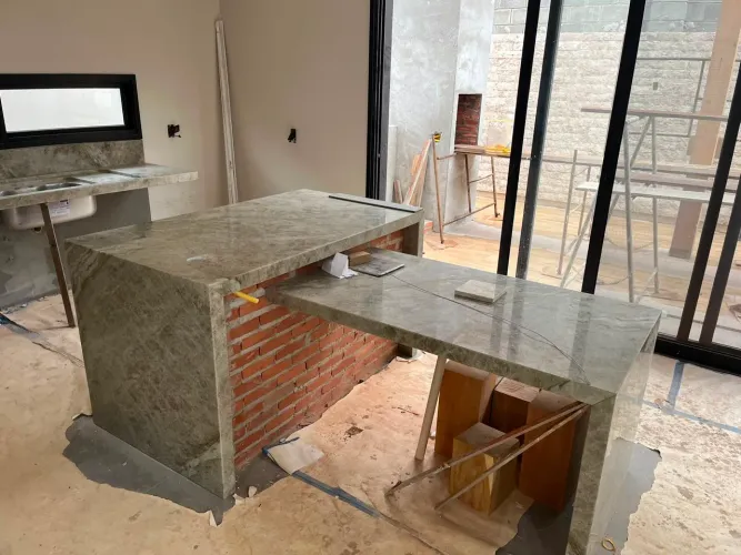 Bancada de Pia e ilha com mesa quartizito Perla Rocca