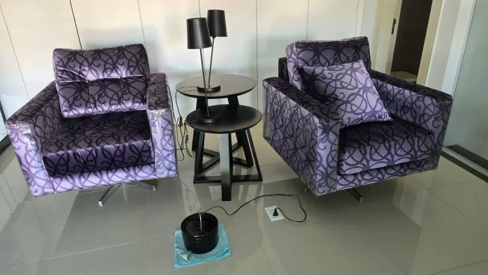 Conjunto de poltronas e mesas
