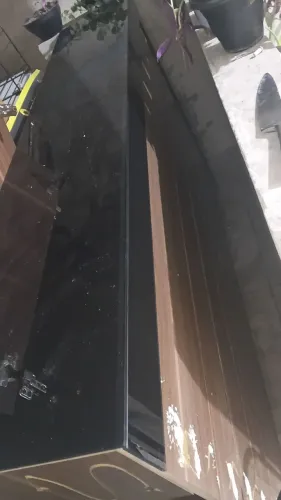 Balcão com detalhes de vidro para comércio 