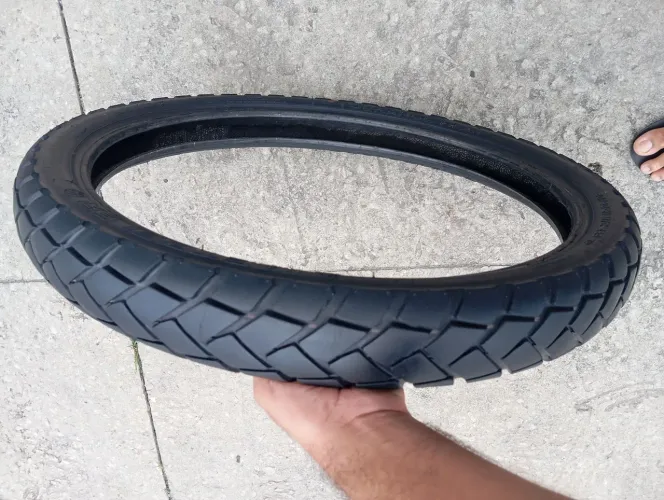 Pneu dianteiro original da lander 250