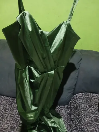 Vestido festa/ madrinha verde oliva, longo um pouco drapeado com uma fenda na perna