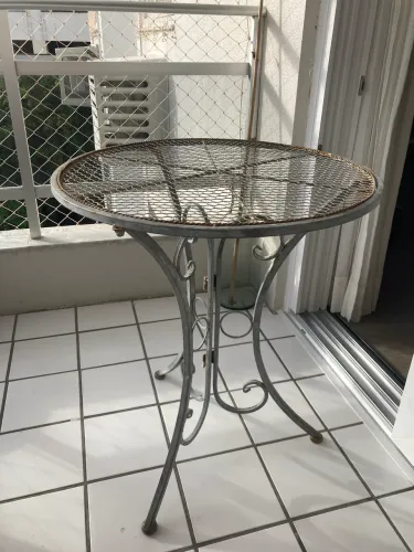 Mesinha de ferro para sacada ou jardim 