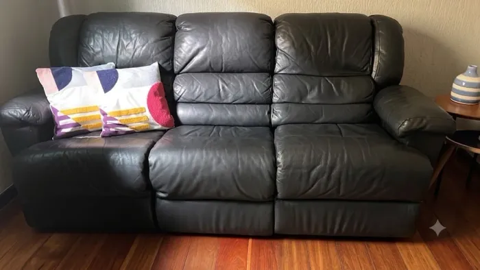 Sofá em couro 3 lugares 