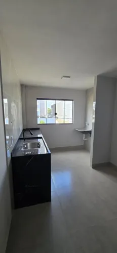 Aluga-se apartamento de 02 quartos na QS 120