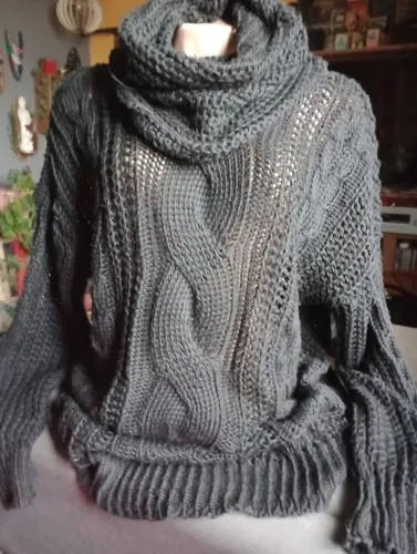 Blusão de tricô preto gola alta 
