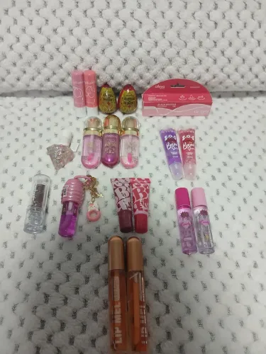 Lote fechado de maquiagens e produtos de beleza - tudo novo e sem uso.
