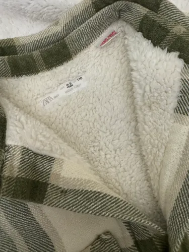 Para enfrentar o frio com estilo! Casaco quentinho da Zara (4-5 anos). Todo forrado.
