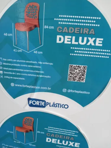 Linda mesa com três cadeiras