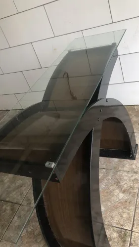 Mesa com base de Vidro