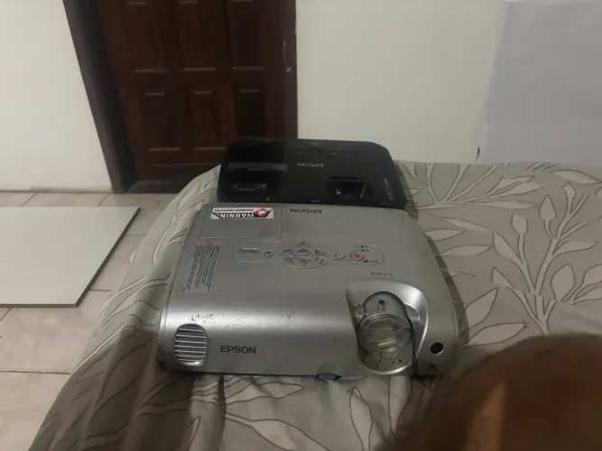 Dois projetores Epson Sucata