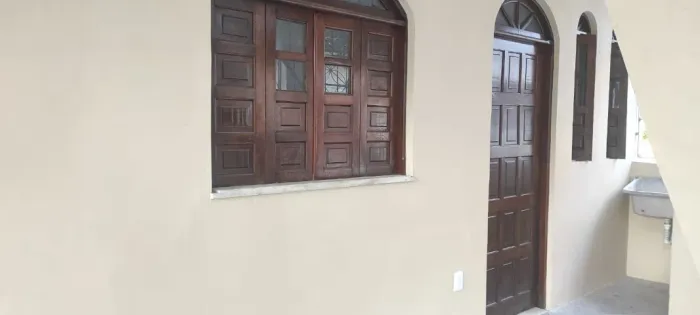 Casa 2/4 na rua direta da Heitor Dias