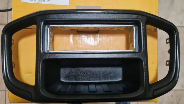 Moldura De Painel 1 Din Para Fiat Strada 2020+ E Fiorino 2022+ Preta + Radio Hurricane