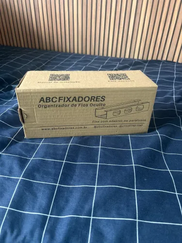 Organizador de fios oculto