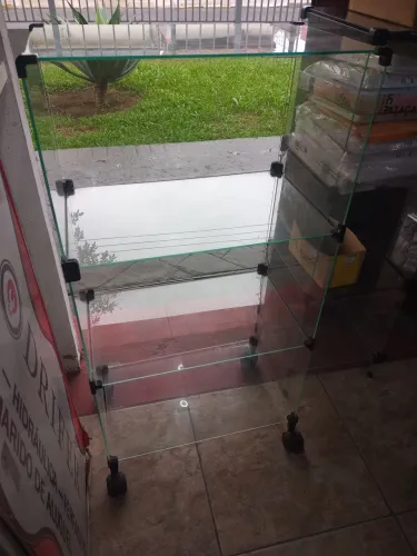 Vendo Vitrine de Vidro 1,00Ax0,50L com rodinhas