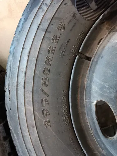 4 Rodas e Pneu 295 80 R22,5 10 furos