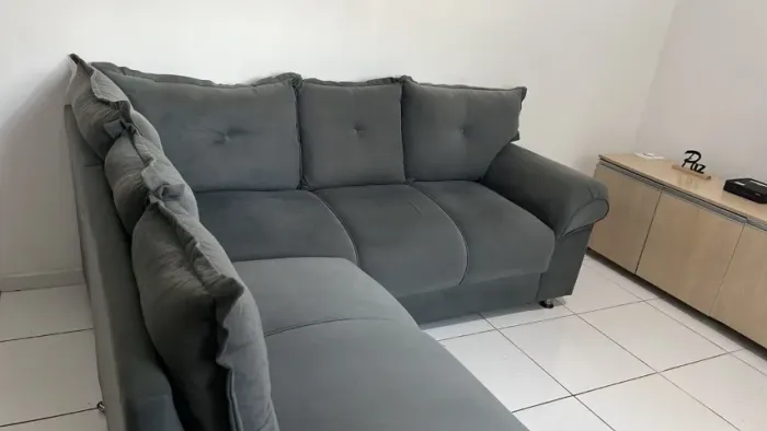 Sofá em L Cinza com Almofadas