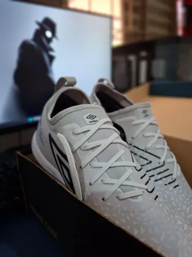 Chuteira club Umbro Adamant futsal tam 40, nova na etiqueta, motivo da venda: não serviu
