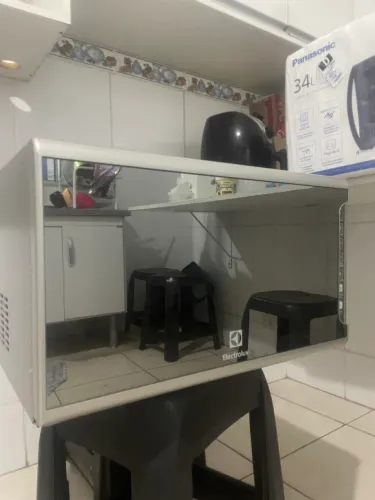 Micro-ondas Electrolux 31L Inox Espelhado com Painel Integrado e Função Tira Odor (MI41S)