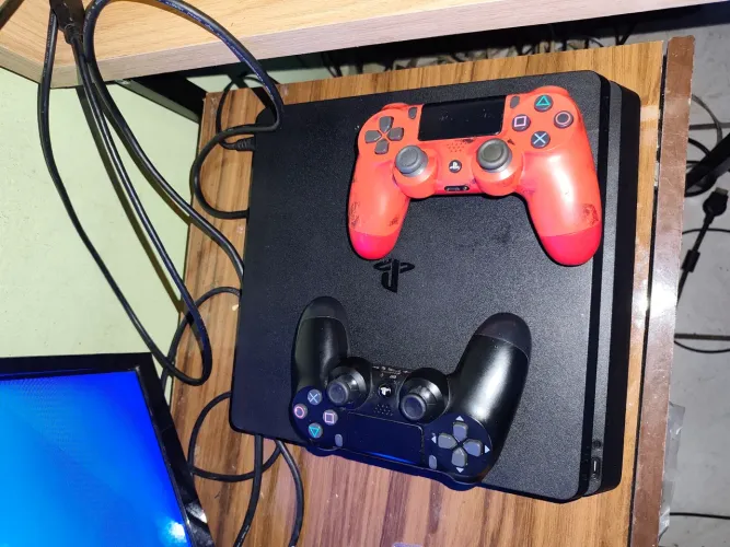 Ps4 slim 1tb 2 controles