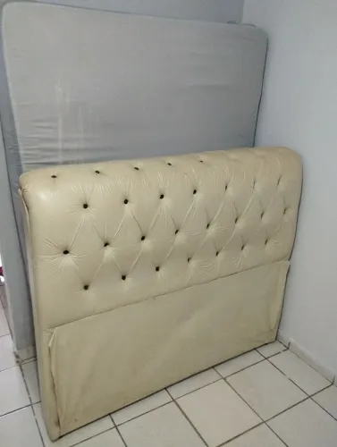 Colchão de casal com a cabeceira