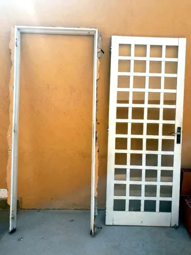 Porta de ferro com vidro e batente, em ótimo estado