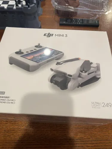 Dji mini drone 3 na caixa com bateria extra.