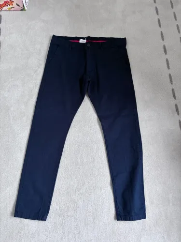 Calça Chino Tommy Hilfiger Azul-Marinho de Sarja - Tamanho W36 (46/48 BR) - Impecável