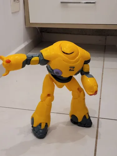 Robô de brinquedo amarelo do filme Lightyear do universo Toy Story