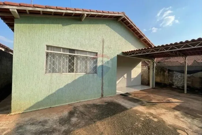 Casa com cozinha espaçosa e quintal