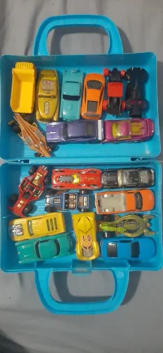 Maleta com 19 carrinhos