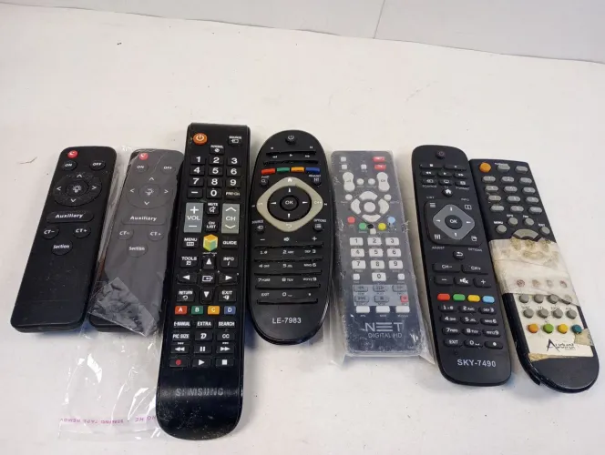 Kit com 7 Controles Remotos Samsung e Adisat - Para Peças