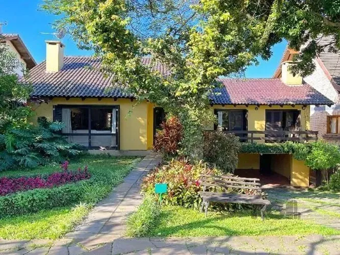 Casa Condominio em Porto Alegre, no bairro Cavalhada, com 4 dormitório(s), e 4 b